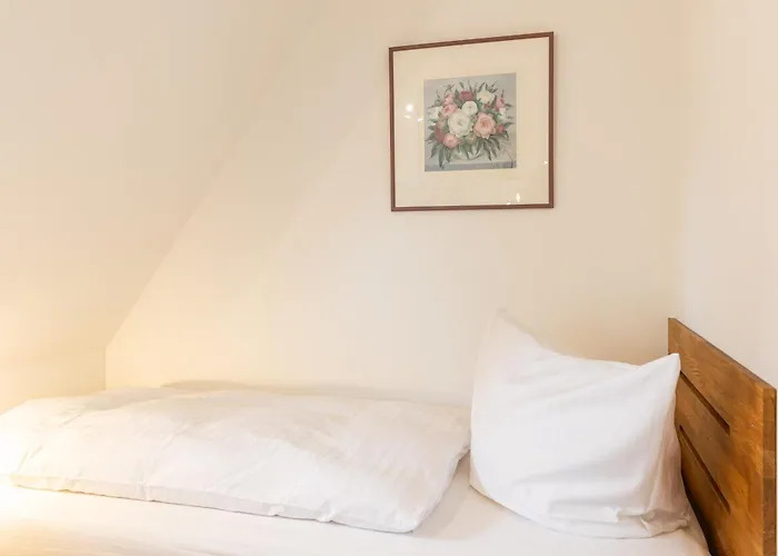 Iris Neu - Reetdachhaus Petersen *