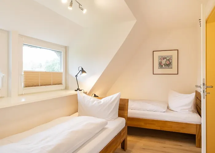 Iris Neu - Reetdachhaus Petersen Nebel