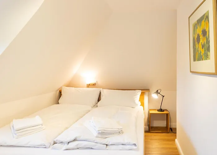 Iris Neu - Reetdachhaus Petersen