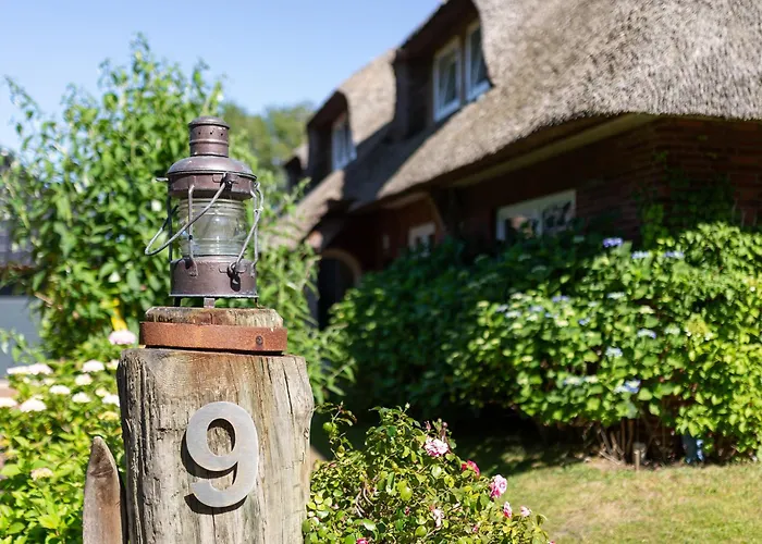 Iris Neu - Reetdachhaus Petersen