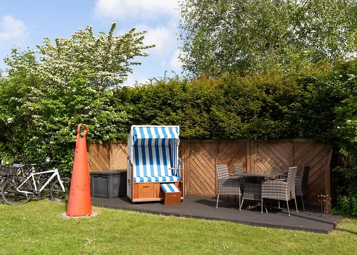 Iris Neu - Reetdachhaus Petersen Nebel